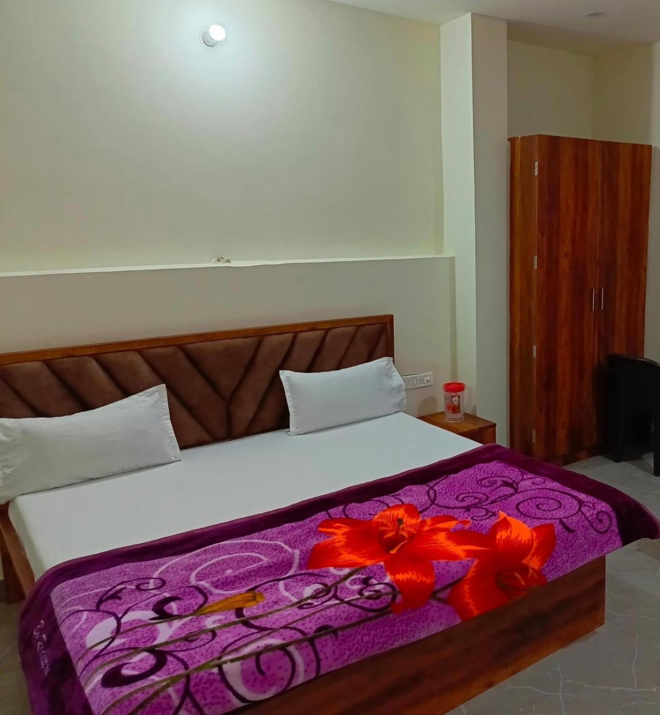 Shri Girraj Residency Mathura Exterior foto